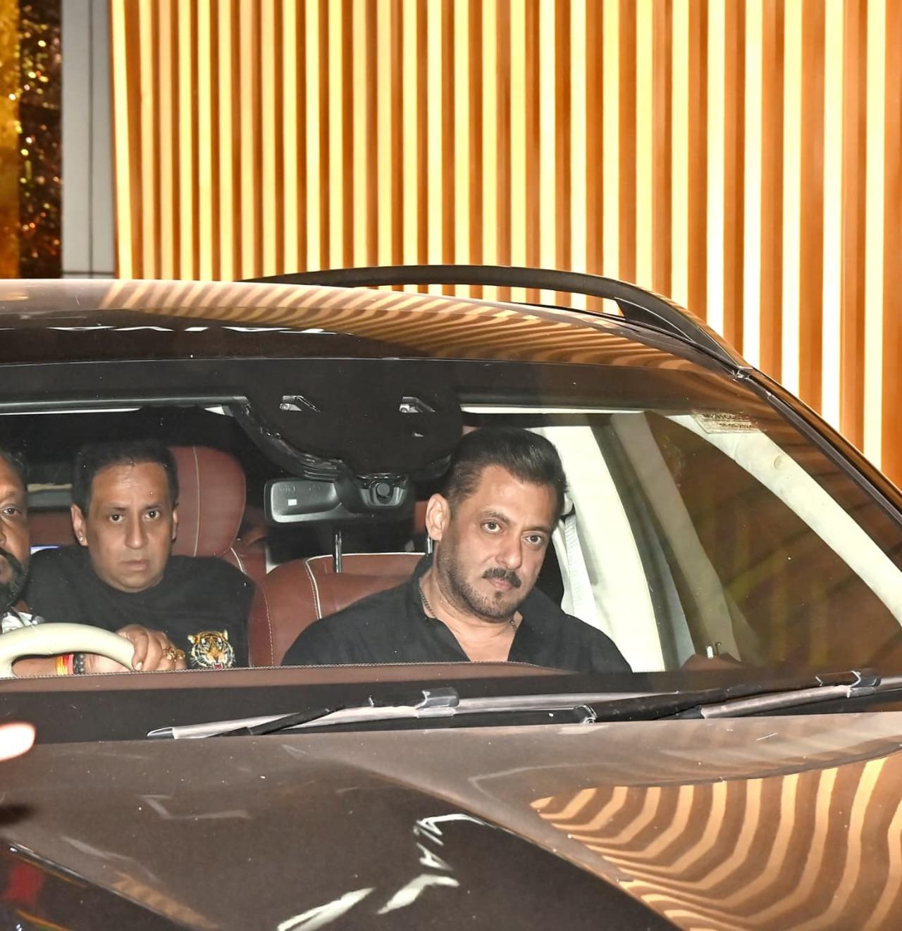 Salman Khan was seen returning to the bay from Joy Forum. He was seen in black shirt and waved at paps as he made his way to the car.